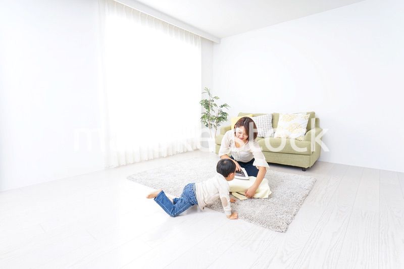 家事をするお母さんと子供