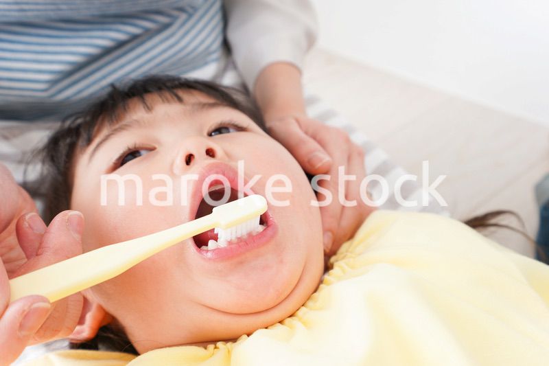 幼稚園で歯磨きをする子ども