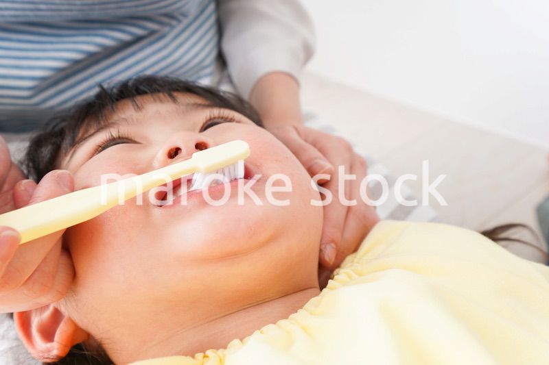 幼稚園で歯磨きをする子ども