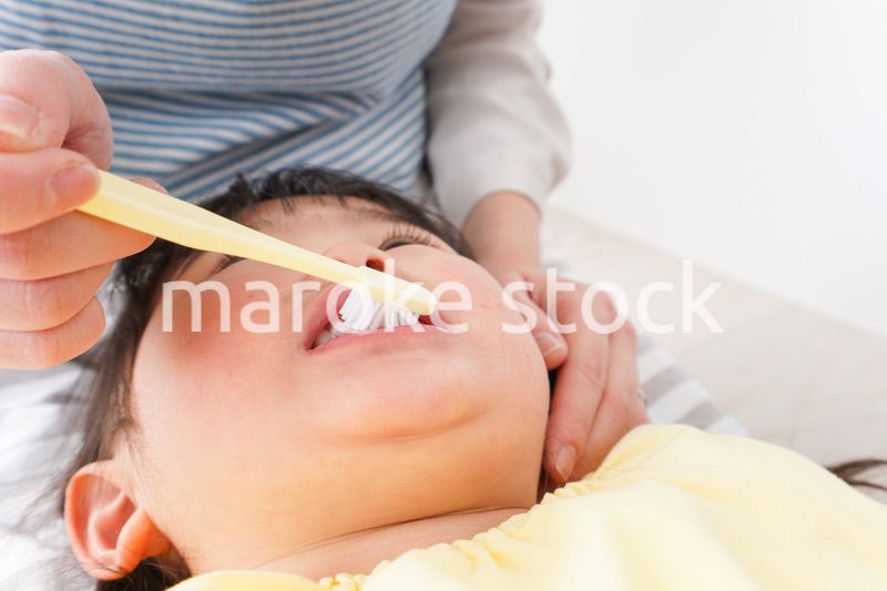 幼稚園で歯磨きをする子ども