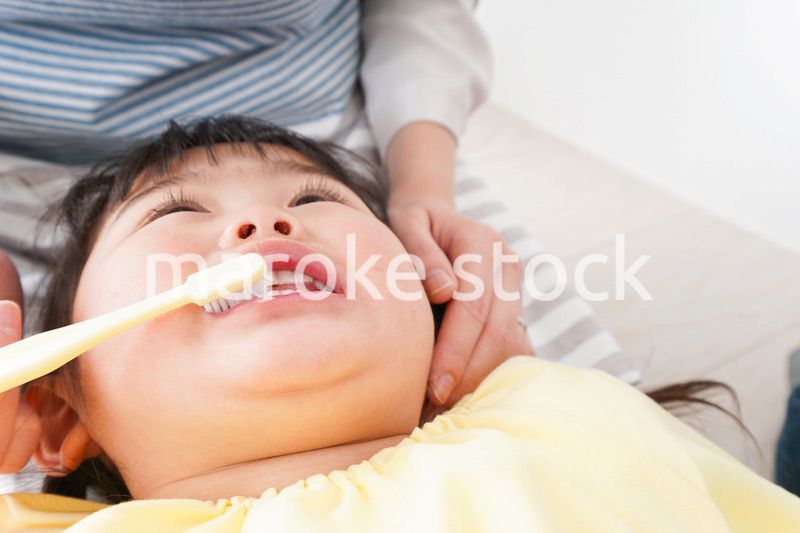 幼稚園で歯磨きをする子ども