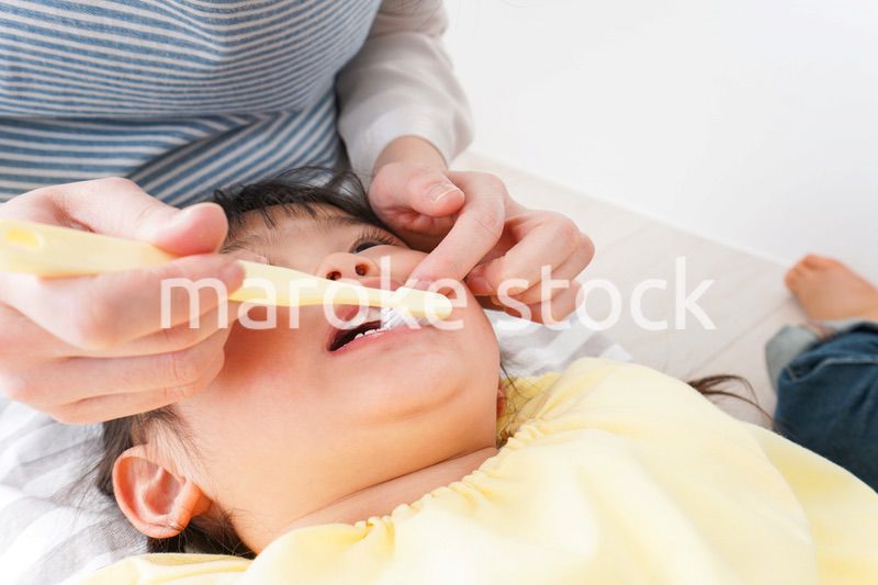 幼稚園で歯磨きをする子ども