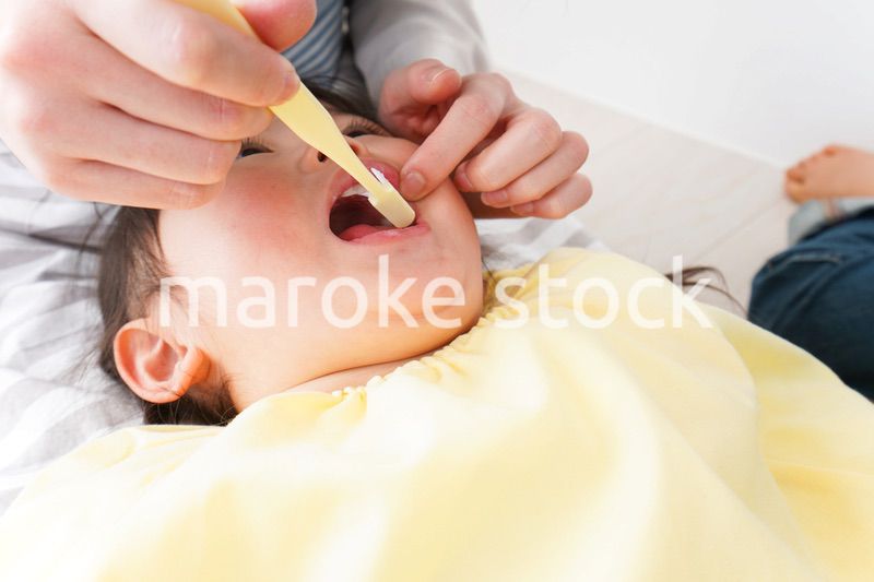 幼稚園で歯磨きをする子ども