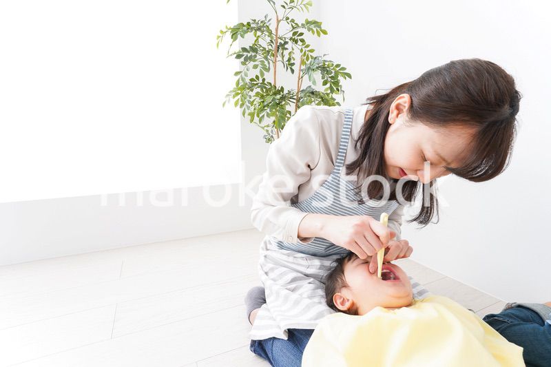 幼稚園で歯磨きをする子ども