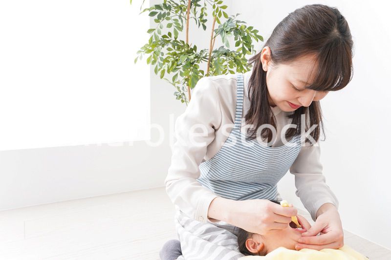 幼稚園で歯磨きをする子ども