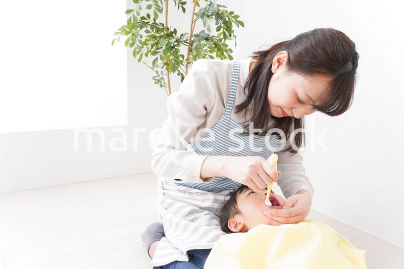 幼稚園で歯磨きをする子ども