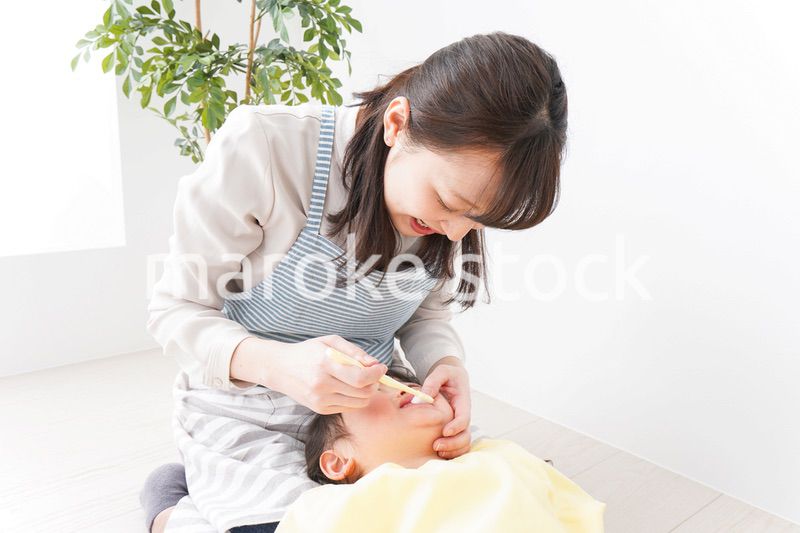 幼稚園で歯磨きをする子ども