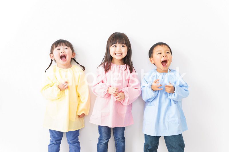 歯磨きをする子どもたち