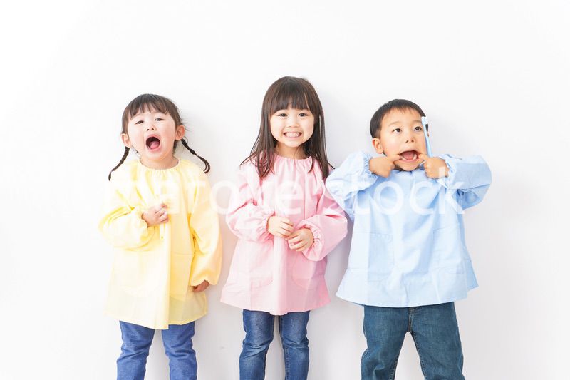 歯磨きをする子どもたち