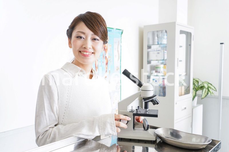 研究をする若い女性