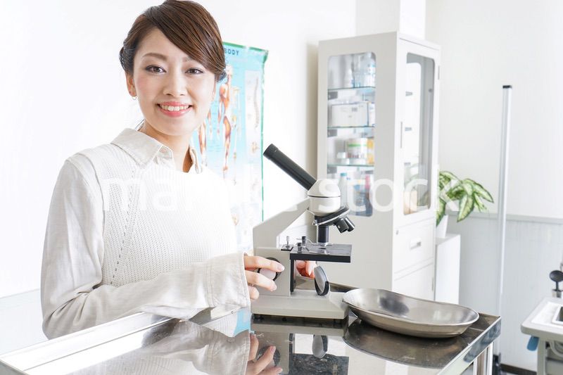 研究をする若い女性