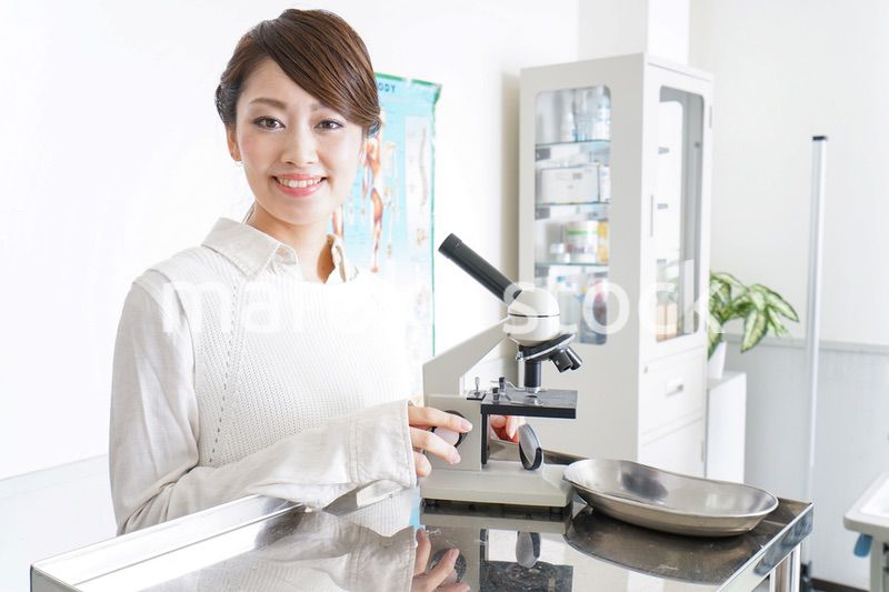 研究をする若い女性