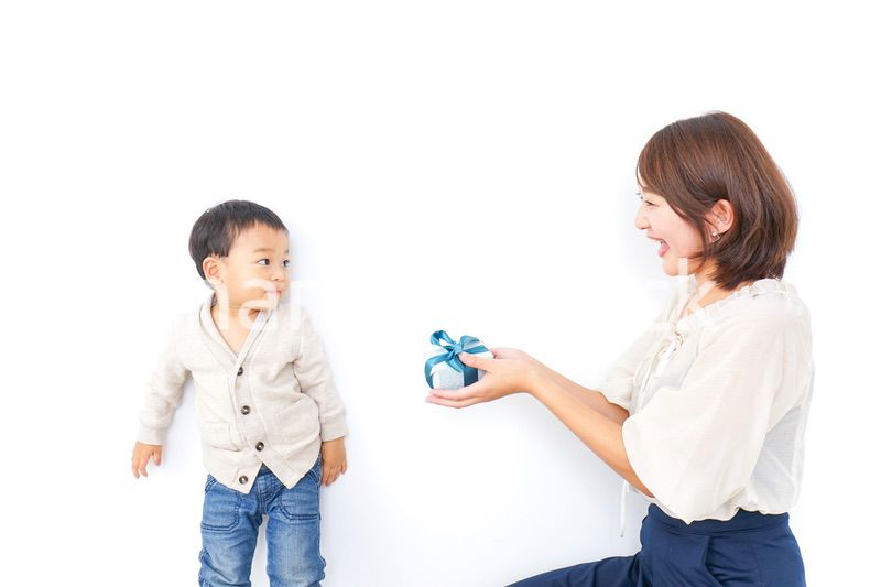 お母さんにプレゼントを渡す子ども