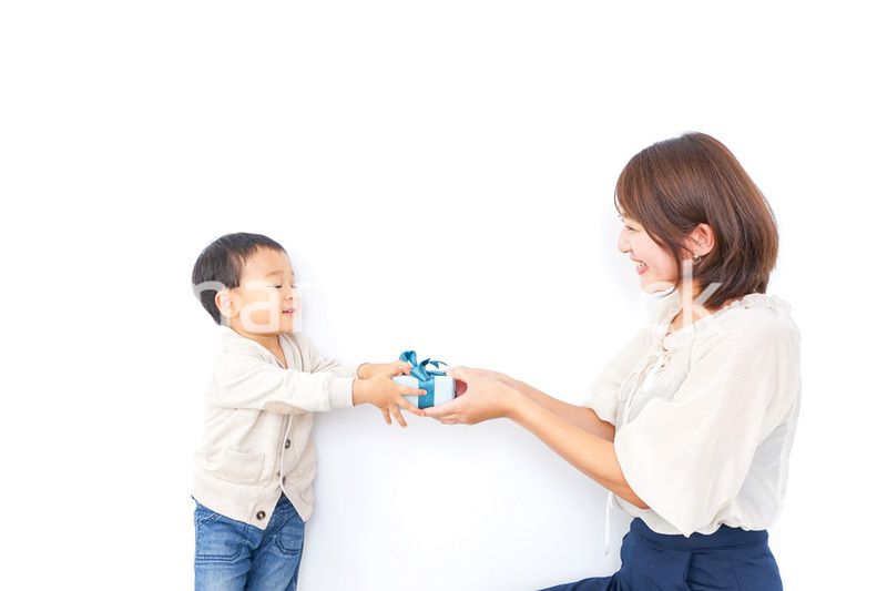 お母さんにプレゼントを渡す子ども