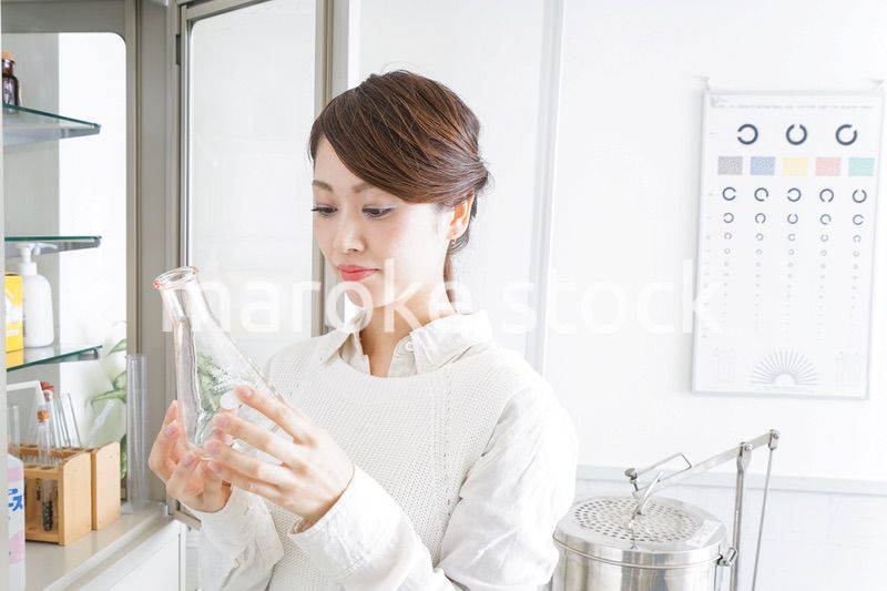 研究をする若い女性