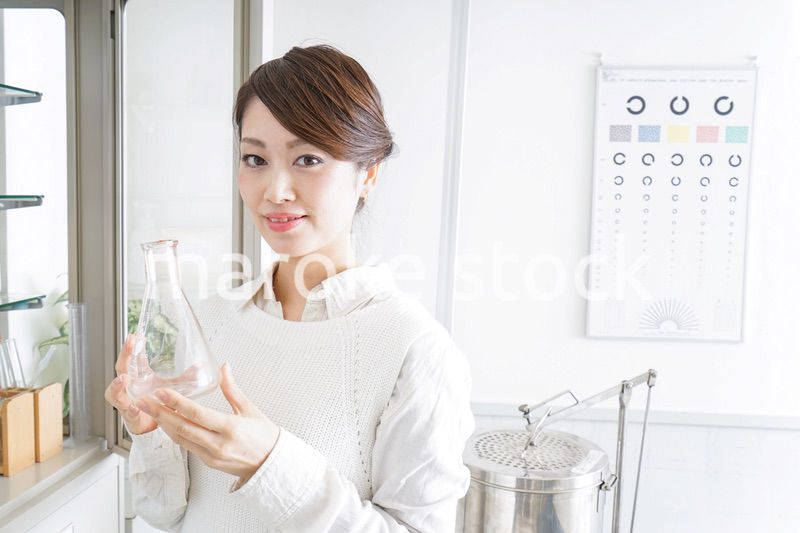 研究をする若い女性