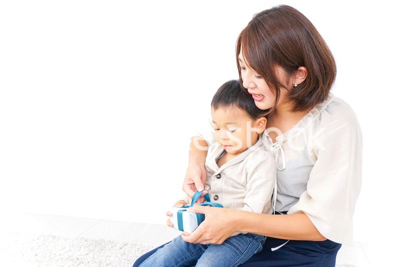 お母さんにプレゼントを渡す子ども