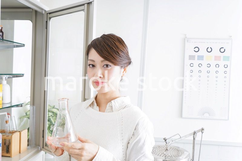 研究をする若い女性