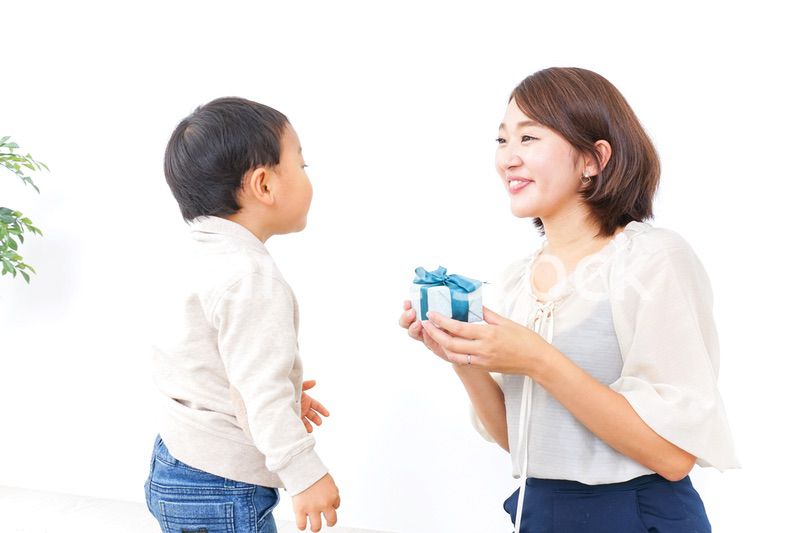 お母さんにプレゼントを渡す子ども