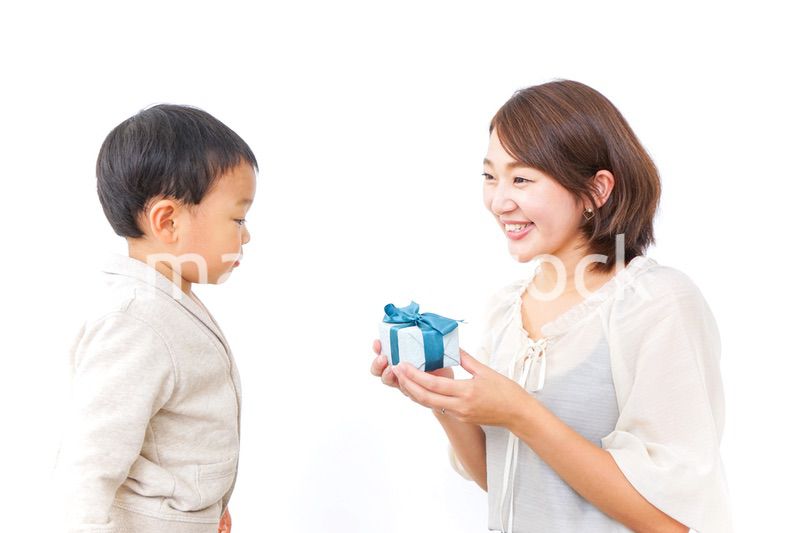 お母さんにプレゼントを渡す子ども