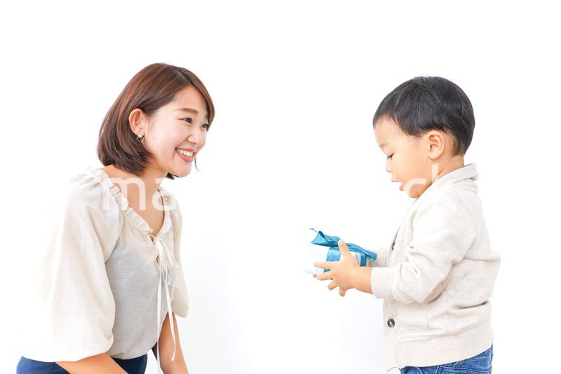 お母さんにプレゼントを渡す子ども
