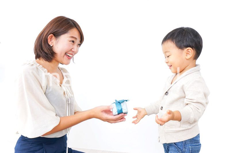 お母さんにプレゼントを渡す子ども