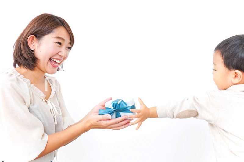 お母さんにプレゼントを渡す子ども