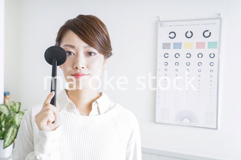 視力検査をする女性
