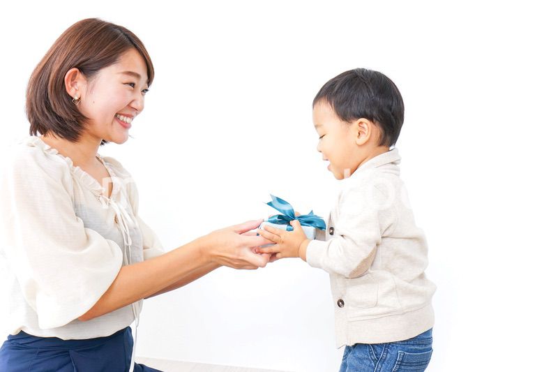 お母さんにプレゼントを渡す子ども