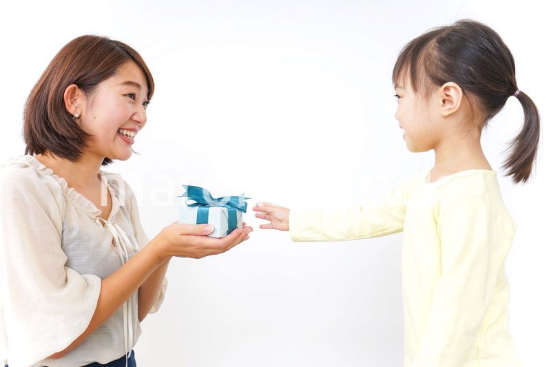 プレゼント交換をする子供