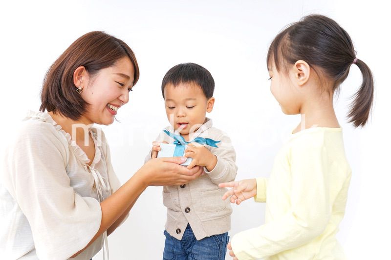 プレゼント交換をする子供