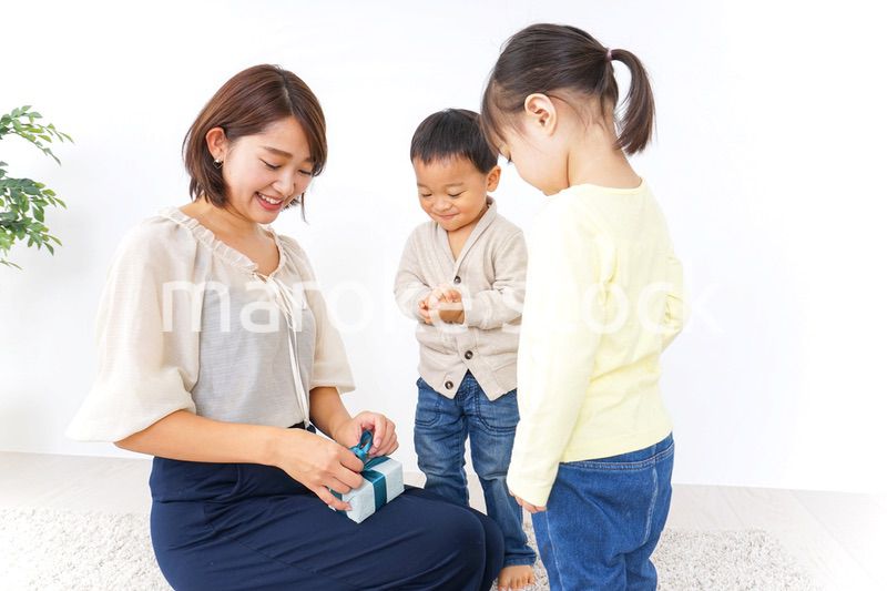 プレゼント交換をする子供