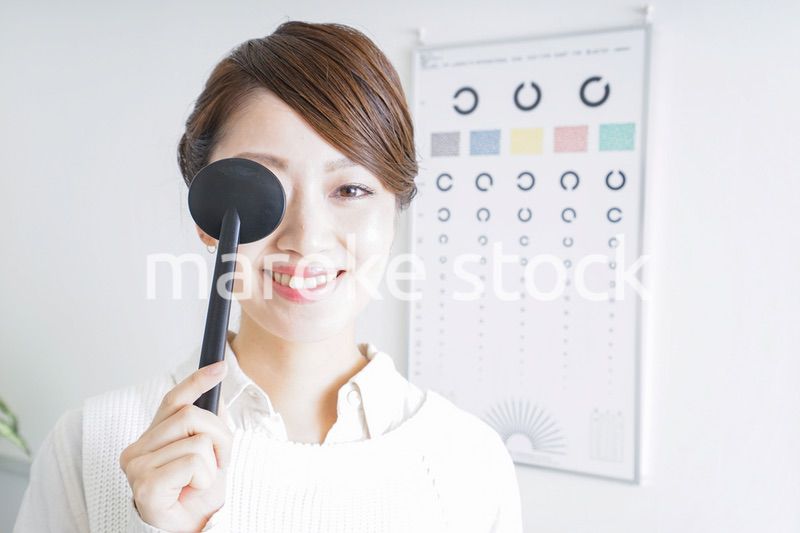 視力検査をする女性