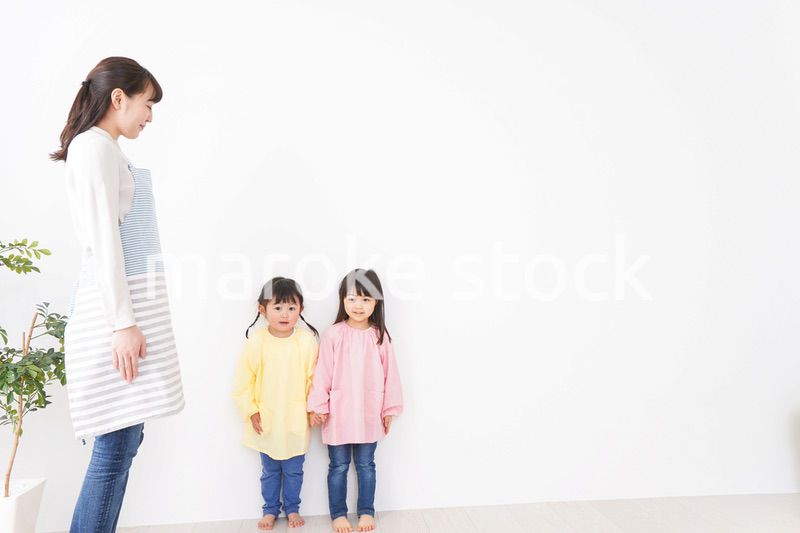 背比べをする子どもたち