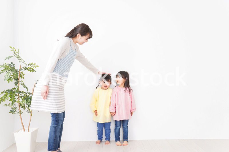 背比べをする子どもたち