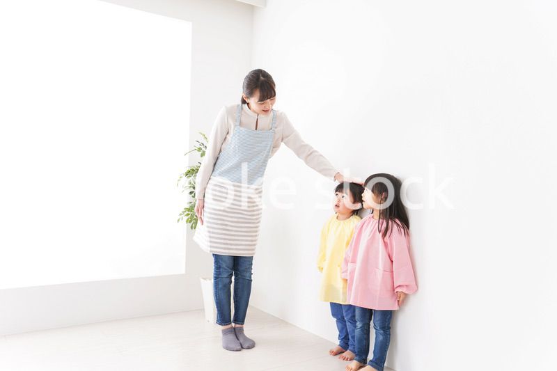 背比べをする子どもたち