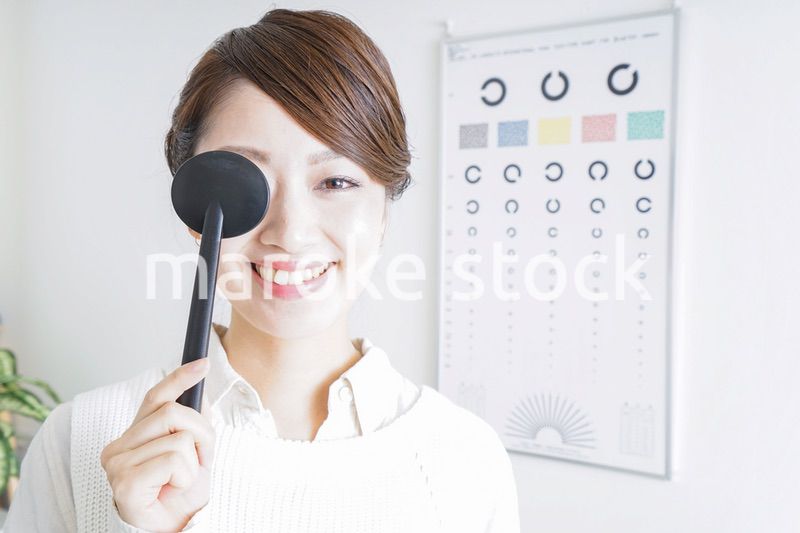 視力検査をする女性