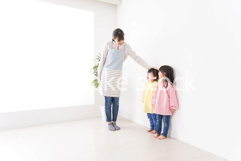 背比べをする子どもたち