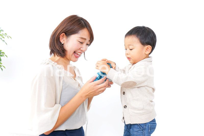 お母さんにプレゼントを渡す子ども