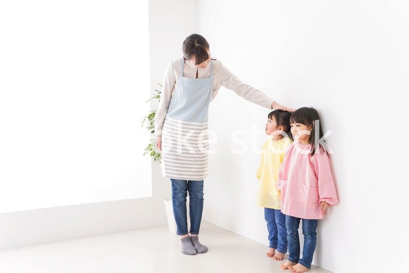 背比べをする子どもたち