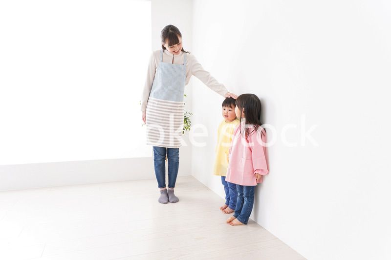 背比べをする子どもたち