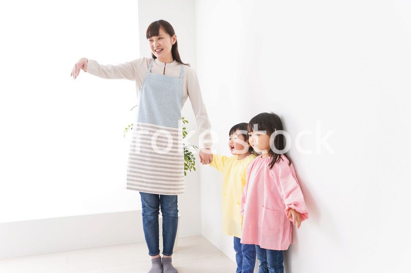 背比べをする子どもたち