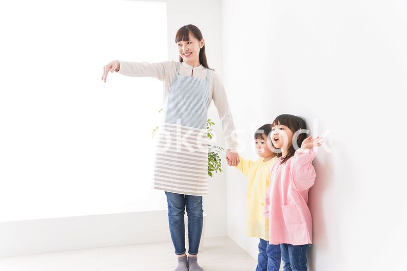 保育士と子どもたち