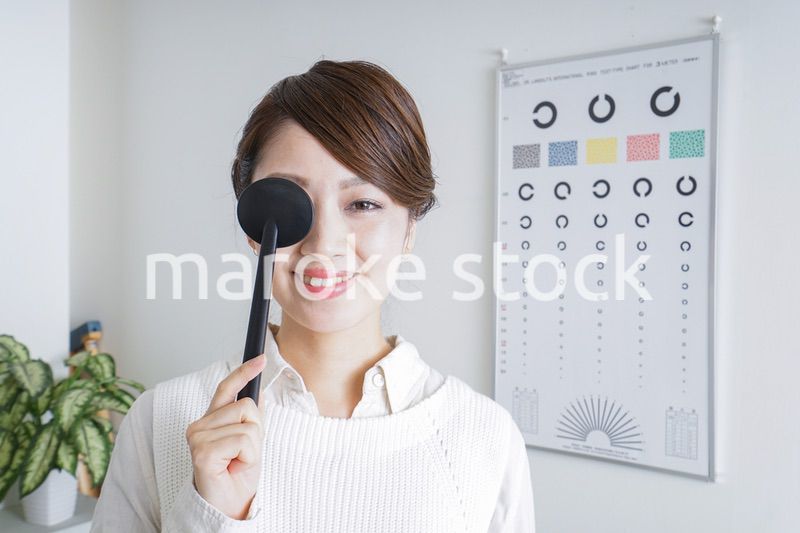 視力検査をする女性
