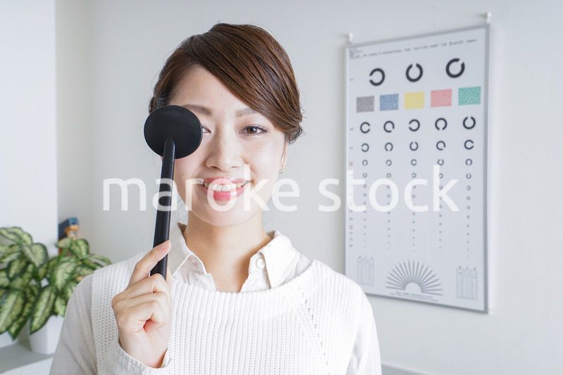 視力検査をする女性