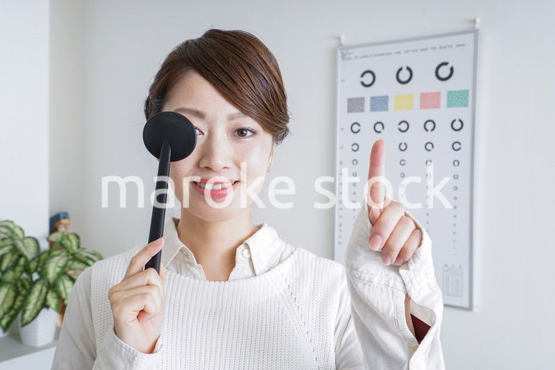 視力検査をする女性