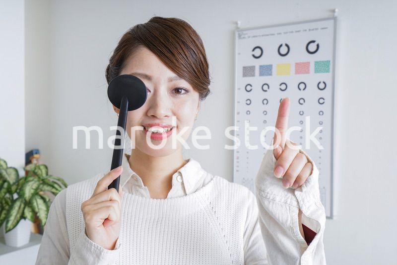 視力検査をする女性