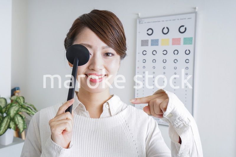 視力検査をする女性