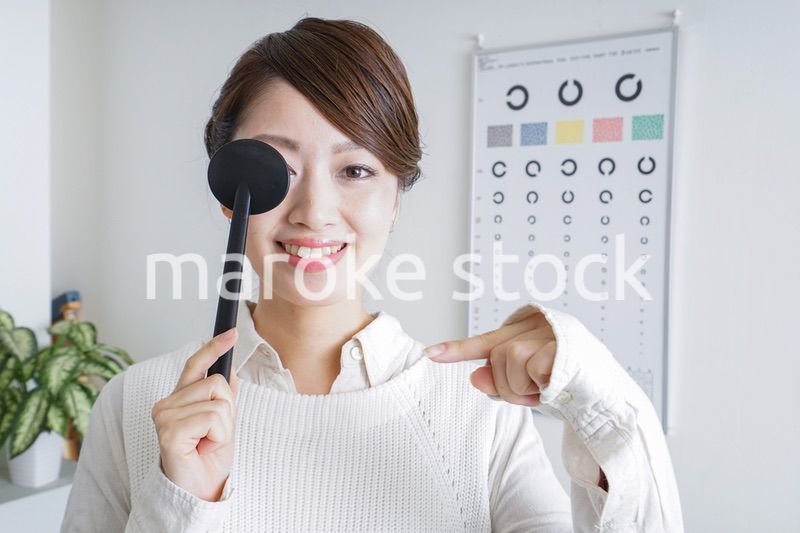 視力検査をする女性