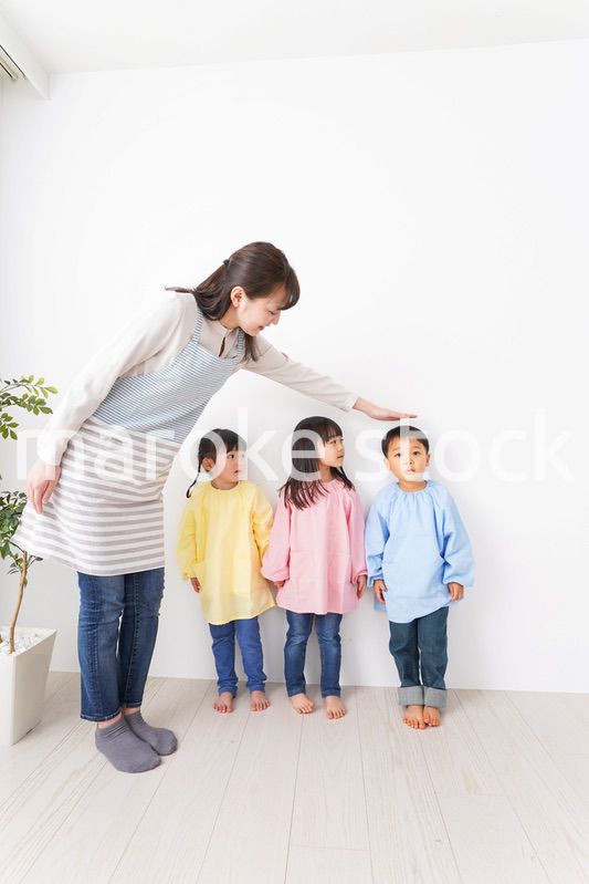 背比べをする子どもたち